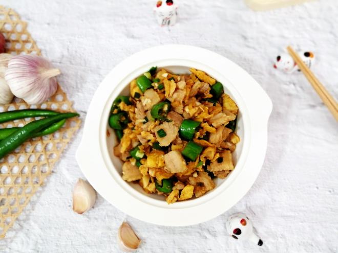 五花肉炒青椒鸡蛋