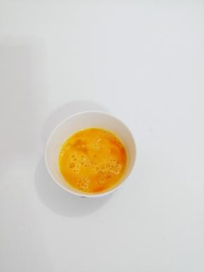 鸡蛋打入碗中搅散