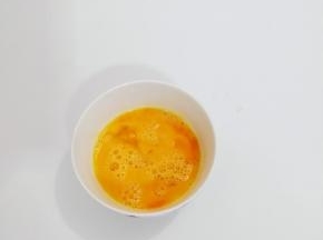 鸡蛋打入碗中搅散