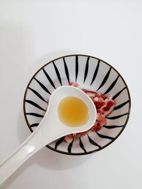 五花肉洗干净，切成薄片，然后加入料酒搅拌均匀，腌制15分钟