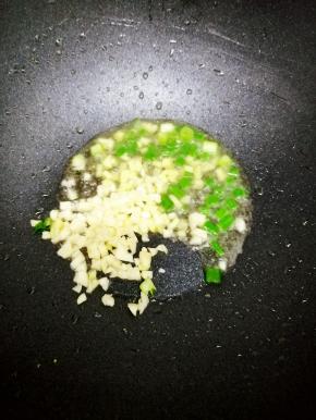 锅里加入少许的油，然后把葱姜蒜放入锅中炒香