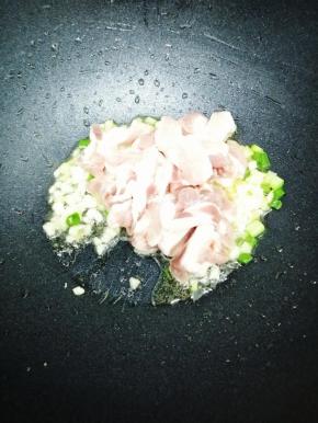 再放入五花肉翻炒到肉变色