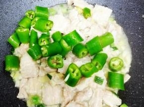 把青椒段放入锅中，翻炒均匀