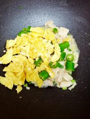 再放入炒熟的鸡蛋