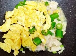 再放入炒熟的鸡蛋