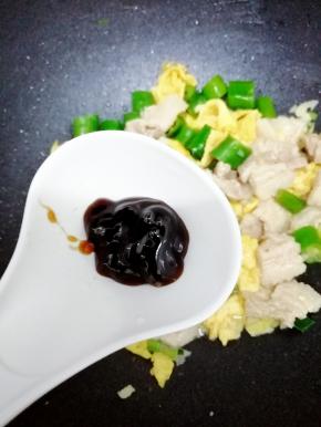 把蚝油加入