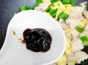 把蚝油加入