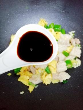 加入生抽翻炒均匀即可，关火出锅