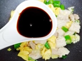 加入生抽翻炒均匀即可，关火出锅