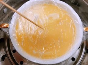 盖上保鲜膜用牙签扎几个小孔透气，摆入蒸格里蒸10分钟左右
