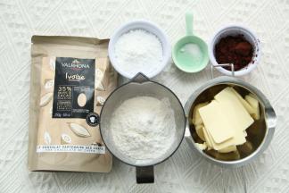 准备材料。黄油提前切成小块室温软化。