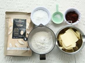 准备材料。黄油提前切成小块室温软化。