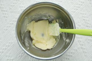 拌匀至无干粉颗粒，防止打发时候飞溅。