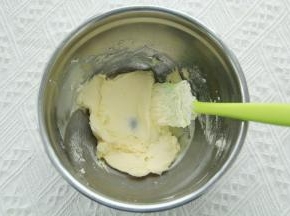 拌匀至无干粉颗粒，防止打发时候飞溅。