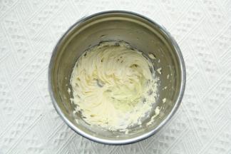 电动打蛋器中速打发，蓬松乳化，颜色发白，体积明显变大。分3次加入常温蛋白（材料温度接近，不容易油水分离，且融合得更好）。