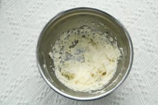 打到彻底混合再加，直到所有蛋白加完，顺滑蓬松的黄油糊。