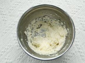 打到彻底混合再加，直到所有蛋白加完，顺滑蓬松的黄油糊。