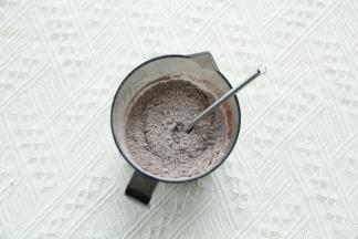 低粉、玉米淀粉、可可粉混匀。