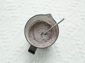 低粉、玉米淀粉、可可粉混匀。