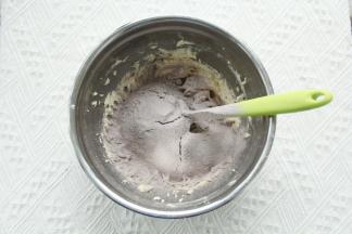过筛入黄油糊。