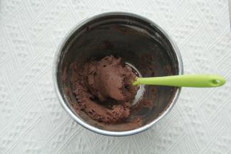 切拌，往盆边按压的方式，左手配合转盆，按压让黄油糊与粉类混合更彻底。无干粉即可。无需过度搅拌。