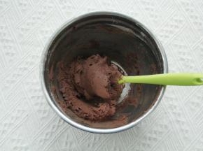 切拌，往盆边按压的方式，左手配合转盆，按压让黄油糊与粉类混合更彻底。无干粉即可。无需过度搅拌。