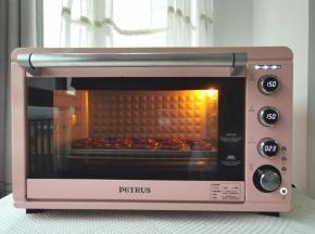 挤好曲奇圈，放入预热好的烤箱中层偏下，转150度烤25分钟即可。