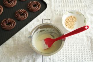 白巧克力隔温热的水融化成液态。