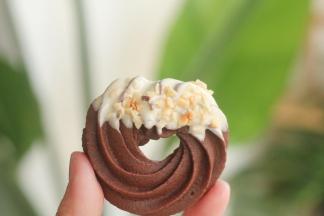 等巧克力凝固就可以啦！好看又好吃，浓郁可可味配榛子仁碎的香味，裹着微甜巧克力，赞！