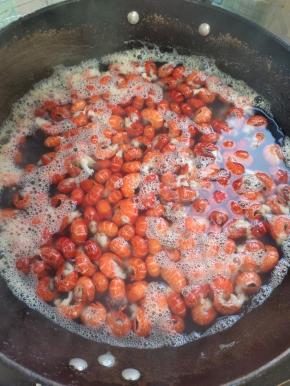 水烧开，放入龙虾尾焯水一分钟！