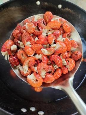 捞出，过凉水，再控干水分备用！