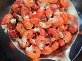 捞出，过凉水，再控干水分备用！