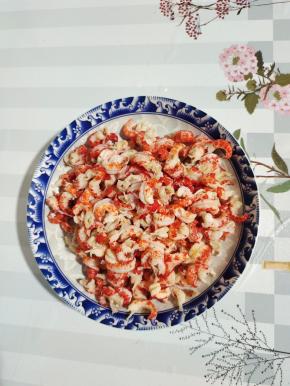 把龙虾尾的壳剥掉，顺便把虾线也清理干净！再次清洗干净控干水分备用！（让我家三个孩子帮我一起剥的虾！很快就处理完了！）