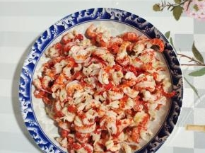 把龙虾尾的壳剥掉，顺便把虾线也清理干净！再次清洗干净控干水分备用！（让我家三个孩子帮我一起剥的虾！很快就处理完了！）