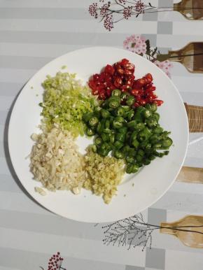 蒜瓣剁成蒜末，生姜切成末，葱切成葱花，小米辣和尖椒切成圈！（不能吃辣椒的朋友可以少放一点，或者不放辣椒，再多放一点儿蒜末进去，做成蒜香味儿的，也可以哦！）