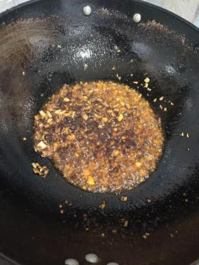 起锅烧油，放入生姜末，蒜末炒香，再放入麻辣小龙虾调料炒出红油！
