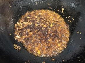起锅烧油，放入生姜末，蒜末炒香，再放入麻辣小龙虾调料炒出红油！