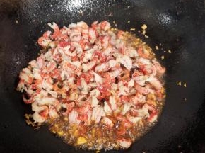 放入剥好的小龙虾翻炒均匀！