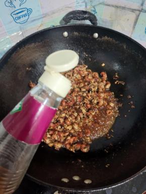 放入料酒去腥增香！