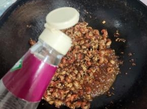 放入料酒去腥增香！