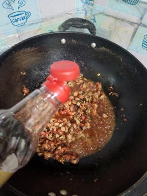 放入生抽提味儿！