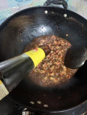 放入蚝油翻炒均匀！