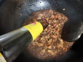 放入蚝油翻炒均匀！