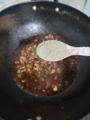 放入胡椒粉翻炒均匀！