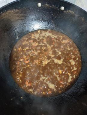 放入适量的开水，调小火慢炖5分钟左右，让虾更入味儿！