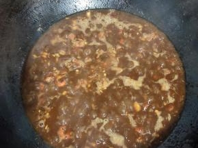 放入适量的开水，调小火慢炖5分钟左右，让虾更入味儿！