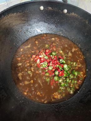 加入小米辣和尖椒圈，翻炒均匀！