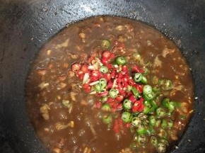 加入小米辣和尖椒圈，翻炒均匀！