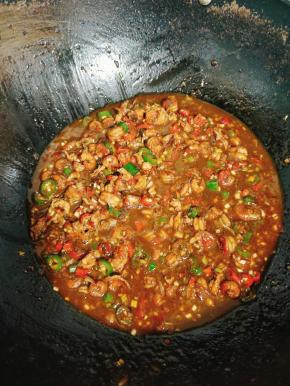 起锅前放入适量的鸡精和葱花翻炒均匀。香辣小龙虾卤就做好了！