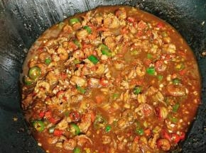 起锅前放入适量的鸡精和葱花翻炒均匀。香辣小龙虾卤就做好了！